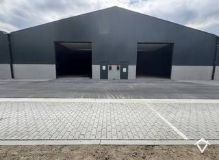 Op zoek naar een slimme investering of een nieuwe locatie voor je onderneming? <br />Ontdek deze gloednieuwe KMO-units in Werken (Kortemark), strategisch gelegen in een rustige en toegankelijke omgeving met vlotte verbindingen. <br /><br />Eigenschappen van de units:<br />• Geschikt voor opslag, atelier, productie of kleinhandel<br />• Ruime toegangspoorten <br />• 3 staanplaatsen inbegrepen <br />• Voorzien van nutsleidingen <br />• Moderne en energiezuinige constructie – ideaal voor ondernemers die duurzaam willen werken of investeren.<br />• op een toplocatie in de driehoek Diksmuide—Torhout—Roeselare<br />• Centraal in West-Vlaanderen voor optimale bereikbaarheid<br /><br /> Gelegen op een kleinschalig bedrijvenpark met professionele uitstraling.<br /> Ideaal voor zelfstandigen, kleine ondernemingen of investeerders.<br /><br />Grondwaarde € 73.926 - Constructiewaarde € 295.706, excl. kosten en BTW. <br /><br /> Interesse of meer info? Neem vandaag nog contact met ons op en ontdek de mogelijkheden!