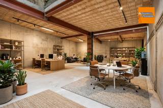<p><span>Uitzonderlijke handels- en kantoorruimte van ca. 660 m² in de Diestsestraat te Leuven.<br /><br />Op een absolute toplocatie in het commerciële hart van Leuven bieden wij een ruime casco handels- en kantoorruimte aan van ca. 660 m². Een oppervlakte van deze schaal is bijzonder zeldzaam in het centrum en vormt een unieke kans voor ondernemers, vrije beroepen en investeerders.</span></p><p><span>Dankzij de sterke passage, uitstekende zichtbaarheid en flexibele indeling biedt het pand tal van mogelijkheden. De ruimte is ideaal voor onder meer een advocatenkantoor, consultancybureau, medische of paramedische praktijk, architectenbureau, accountancykantoor, verzekeringskantoor, showroom, conceptstore, retail of een combinatie van meerdere functies.</span></p><p><span>De casco staat laat toe om de ruimte volledig in te richten volgens de eigen noden: representatieve ontvangstruimtes, afzonderlijke kantoren, vergaderzalen, open werkvloeren, praktijkruimtes of commerciële belevingszones. Ook opsplitsing behoort tot de mogelijkheden, waardoor het pand geschikt is voor één grote gebruiker of meerdere invullingen.</span></p><p><span>Met haar indrukwekkende oppervlakte, strategische ligging en veelzijdige mogelijkheden is dit een uitzonderlijke opportuniteit voor wie een sterke professionele of commerciële aanwezigheid wil uitbouwen in één van de meest dynamische straten van Leuven.</span></p>