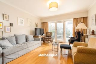 Deze assistentiewoning is gelegen in het centrum van Brugge in de gerenommeerde residentie "Ten Eeckhoute", gelegen op slechts enkele passen van de Markt, de Burg, de Dijver en tal van toeristische trekpleisters, op een perceel van meer dan 1ha groot met één van de grootste en mooiste privé-tuinen in de historische binnenstad. <br />Dit ruime en instapklare 2 slaapkamertype appartement is gelegen op de 1ste verdieping, en beschikt over een uniek zicht op de fantastische tuin, zowel vanuit de leefruimtes als vanop het leuke en zongerichte terras die maar liefst +/- 38 m² meet !<br />De assistentiewoning verkeert in een perfect onderhouden en instapklare toestand en beschikt over een inkomhal met WC, ruime en zeer lichtrijke leefruimte, keuken met inbouwtoestellen, 2 slaapkamers, een badkamer met douche en een terras. Het appartement is zeer praktisch ingedeeld met een ruime keuken. Het appartement beschikt over een ondergrondse kelderverdieping die vervat zit in de aankoopprijs. Bovendien is er een mogelijkheid om een ondergrondse garagebox aan te kopen aan € 50.000,-. Contacteer ons snel voor meer informatie over dit unieke aanbod via 050 45 03 45 of info@delbecque.immo.