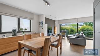 <p><span>Square Estate vous présente cette superbe maison 3 façades idéalement située dans un clos résidentiel calme à Wemmel. Cette construction récente séduit par ses beaux volumes, sa luminosité et ses nombreuses possibilités d'aménagement. Elle bénéficie également d'une situation privilégiée à proximité immédiate des écoles, des commerces, des transports en commun ainsi que du centre de Wemmel et de sa célèbre place du Markt, réputée pour son agréable marché dominical. </span></p><p><span>La maison se compose au rez-de-chaussée d'un hall d'entrée, d'un bureau pouvant également être utilisé comme chambre, cet espace offre également la possibilité d'y exercer une profession libérale ou d'y aménager un espace de travail indépendant ainsi que d'une buanderie. </span></p><p><span>Au premier étage, vous découvrirez un vaste espace de vie lumineux comprenant un salon, une salle à manger, une cuisine équipée avec son garde-manger ainsi qu'une toilette séparée. Cet étage bénéficie également d'une agréable terrasse permettant de profiter pleinement de l'extérieur. </span></p><p><span>Le deuxième étage comprend un hall de nuit, trois chambres à coucher dont une avec dressing, une salle de bain ainsi qu'une toilette séparée. </span></p><p><span>Au dernier niveau, vous trouverez une quatrième chambre, une salle de douche, un hall de nuit ainsi qu'un espace de rangement actuellement utilisé comme grenier, offrant la possibilité d'aménager une chambre supplémentaire selon vos besoins.</span></p><p><span>À l'extérieur, cette propriété dispose d'un beau jardin avec terrasse, idéal pour profiter des beaux jours.</span></p><p><span>Parmi ses nombreux atouts, cette maison bénéficie d'une construction récente ne nécessitant aucun travaux, d'une excellente performance énergétique avec un PEB B pouvant être amélioré jusqu'à un PEB A grâce à l'installation de panneaux solaires, ainsi que de nombreuses possibilités d'aménagement permettant de s'adapter à tous les projets de vie.</span></p><p><span>Pour plus d'informations ou planifiez une visite, veuillez-nous contacter au 02/460.42.01 ou à <span>info@square-estate.be</span></span><span> </span></p>