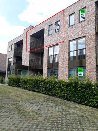 <p><strong>Comfortabel wonen in het hart van Poperinge</strong></p>

<p>In Residentie <strong>Zilvertorens</strong>, pal in het centrum van Poperinge, vind je dit recent en energiezuinig appartement (bj. 2014) op de tweede verdieping. Dankzij de centrale ligging woon je op wandelafstand van winkels, scholen, horeca en het station, terwijl je toch geniet van een rustig en verzorgd wooncomfort.</p>

<p><strong>Lichtrijke leefruimte &amp;amp; volledig uitgeruste keuken</strong></p>

<p>De ruime woonkamer baadt in het licht en sluit naadloos aan op de open, volledig ingerichte keuken. Een praktische berging – met aansluiting voor wasmachine – zorgt voor extra opbergruimte.</p>

<p><strong>Twee slaapkamers &amp;amp; kwaliteitsvolle badkamer</strong></p>

<p>Het appartement beschikt over <strong>twee volwaardige slaapkamers</strong> en een moderne badkamer met <strong>inloopdouche</strong>, toilet en wastafel in meubel. Daarnaast is er ook een <strong>apart gastentoilet</strong>.</p>

<p><strong>Twee terrassen &amp;amp; extra voorzieningen</strong></p>

<p>Zowel aan de voor– als achterkant geniet je van een eigen terras, ideaal om op elk moment van de dag buiten te zitten. In het gebouw beschik je verder over een <strong>fietsenstalling met oplaadpunt voor elektrische fietsen</strong> en een <strong>privéparkeerplaats</strong>.</p>

<p>Dit appartement combineert een toplocatie met hedendaags comfort – een ideale woonplek voor wie graag centraal en kwaliteitsvol woont. Interesse? Laat het gerust weten, dan plannen we graag een bezoek in.</p>