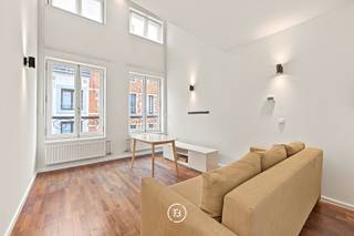In het hart van Brussel, op een gegeerde locatie nabij de Grote Markt, bevindt zich deze charmante, volledig gemeubelde duplex van ongeveer 75 m². De woning combineert een praktische indeling met een gezellige uitstraling en vormt een ideale woonplek voor wie graag midden in het bruisende stadsleven verblijft.<br /><br />De duplex is verdeeld over twee niveaus en beschikt over een aangename leefruimte met voldoende plaats voor een zit- en eetgedeelte. De volledig ingerichte keuken sluit hier mooi bij aan en zorgt voor een praktische en gezellige leefomgeving.<br /><br />Het appartement is volledig gemeubeld en is bijgevolg meteen instapklaar. Dankzij de centrale ligging bevinden de Grote Markt, winkels, restaurants, cafés en tal van culturele bezienswaardigheden zich op wandelafstand. Ook het openbaar vervoer is vlot bereikbaar, waardoor u zich gemakkelijk door Brussel en omgeving kunt verplaatsen.<br /><br />Gemeenschappelijke lasten: €65/maand<br />Provisie water en verwarming: €150/maand