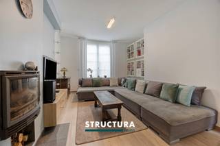 Op zoek naar een instapklare woning met ruimte voor het hele gezin? Deze volledig gerenoveerde woning biedt een aangename combinatie van comfort, licht en functionaliteit. De open leefruimtes, vier slaapkamers, twee badkamers en de gezellige tuin zorgen voor een bijzonder praktische woonindeling. Bovendien werd het dak in 2024 volledig vernieuwd, inclusief nieuwe Velux-ramen. Dankzij het EPC-label B, de conforme elektriciteit en de rustige ligging met vlotte bereikbaarheid geniet u hier van comfortabel en energiezuinig wonen.Indeling- Gelijkvloers: inkomhal met gastentoilet, gezellige leefruimte, eetplaats en open, volledig geïnstalleerde keuken met grote raampartijen en rechtstreekse toegang tot het terras en de tuin.- Eerste verdieping: twee slaapkamers en een badkamer.- Tweede verdieping: twee slaapkamers, waarvan één met mezzanine, en een tweede badkamer.- Kelder- Exterieur: aangename tuin met terras.Karakteristieken- Volledig gerenoveerd en instapklaar- 4 slaapkamers en 2 badkamers- 3 toiletten- Dak vernieuwd + nieuwe veluxramen in 2024- EPC B – energiezuinig- Elektriciteit conform- Goede bereikbaarheid- Vrij bij akteEen complete en instapklare gezinswoning waar ruimte, energiezuinigheid en wooncomfort mooi samenkomen. Dankzij de vier slaapkamers, twee badkamers en aangename tuin biedt deze woning alle troeven voor wie op zoek is naar een comfortabele thuis op een rustige én goed bereikbare locatie.Interesse? Contacteer Structura voor meer informatie of een bezoek ter plaatse via 02 460 80 46 of info@structura.be
