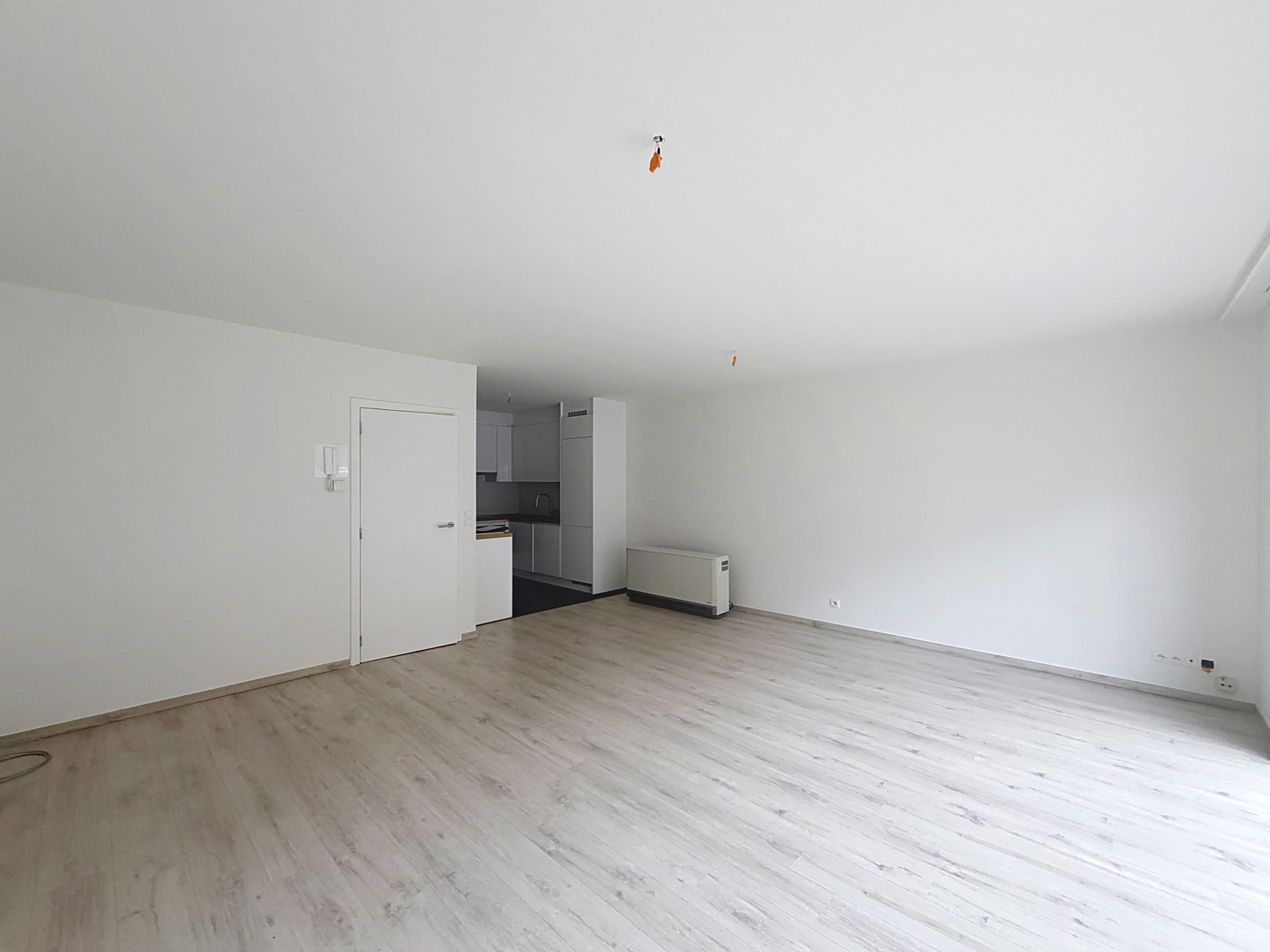 Gerenoveerd appartement met 2 slaapkamers + parkeerplaats - foto 5
