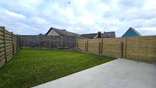 Compleet nieuwe, ruime rijwoning met doorgaan voor fietsen en vuilnisbakken. De woning werd volledig gestript, heropgebouwd en is klaar voor...