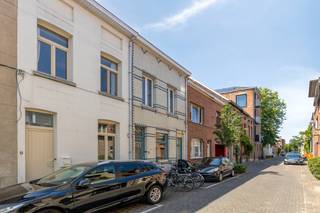 Welkom in deze verzorgde en instapklare stadswoning te koop aan Heembeemd 9 te Mechelen, waar comfort en functionaliteit hand in hand gaan. De woning werd in 2003 volledig gerenoveerd en is sindsdien steeds goed onderhouden.Indeling:Gelijkvloers:-InkomKnusse woonruimte met eetkamer-Keuken met eiland-TerrasEerste verdieping:-Badkamer-1 slaapkamerTweede verdieping:-2 slaapkamersTroeven:-Volledig gerenoveerd in 2003-3 volwaardige slaapkamers-Gezellige, onderhoudsvriendelijke buitenruimte-Geen asbest aanwezig-Kelder-Instapklaar-Ideaal als starterswoning of investering-Centrale ligging nabij alle voorzieningenDankzij de instapklare staat en het beperkte onderhoud is deze woning een uitstekende opportuniteit voor wie op zoek is naar een eerste eigen woning of een interessante investering.Maak snel je afspraak met Dewaele vastgoed te Mechelen.Bestuursmaatregelen in het maatregelenregister: neeDeze AI-visualisaties zijn bedoeld als inspiratie. Er werd geen rekening gehouden met technische specificaties, stedenbouwkundige voorschriften of de concrete mogelijkheden tot realisatie.