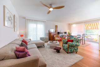 In de wijk Steenvelt, in een groene omgeving, ligt dit prachtige appartement dat in 2024 volledig is gerenoveerd. Het bevindt zich op de 2e verdieping en heeft een mooie ligging waardoor de bewoner de hele dag door van veel licht kan genieten. Dit mooie appartement is als volgt ingedeeld: hal met garderobe, ruime en lichte woonkamer van ± 35 m² met toegang tot twee terrassen van elk ± 7 m², een mooie, volledig uitgeruste keuken, overloop naar de slaapvertrekken, twee mooie slaapkamers (15 en 14 m²), waarvan één met op maat gemaakte inbouwkasten, en een badkamer met inloopdouche. Massief eiken parket in alle leefruimtes en tegels in de keuken en badkamer. In de kelder: eigen kelderruimte. Buiten: vrij toegankelijke parkeerplaats voor gasten. Appartement volledig gerenoveerd en opnieuw geschilderd in 2024. Elektrische installatie voldoet aan de voorschriften. EPC: D+ (157 kWh/m²/jaar en 31 kg CO₂/m²/jaar).<br />Zeer goed onderhouden mede-eigendom waar al talrijke investeringen zijn gedaan, zoals: nieuwe condenserende gasketel, dak vernieuwd en geïsoleerd in 2026, terrasplafonds opnieuw geschilderd, ... Reservefonds voor gemeenschappelijke kosten: 280 €/maand (verwarming, lift, gemeenschappelijke ruimtes, onderhoud van het park en het terrein, reservefonds, beheerder, water en elektriciteit voor de gemeenschappelijke ruimtes).<br />Meer informatie en bezichtigingen bij Louis Meert 0477 57 98 87 of per e-mail: LMEERT@TREVI.BE