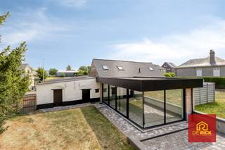 WELKOM IN AFFLIGEM: EEN UNIEKE HOEVE MET MODERNE ARCHITECTUURDeze volledig vernieuwde hoeve combineert op een stijlvolle manier de charme en authenticiteit van een karaktervolle woning met het comfort en de architecturale uitstraling van een moderne nieuwbouw. Dankzij de doordachte indeling, royale leefruimtes en prachtige lichtinval is dit een bijzonder aangename en veelzijdige gezinswoning.Bij het binnenkomen verwelkomt de inkomhal u met een apart gastentoilet. Vervolgens komt u in de volledig ingerichte keuken, afgewerkt met kwaliteitsvolle materialen en voorzien van alle nodige comfort. Aansluitend bevindt zich de ruime woonkamer in de moderne achterbouw. De indrukwekkende raampartijen zorgen hier voor een overvloed aan natuurlijk licht en bieden een prachtig zicht op de tuin.Op het gelijkvloers bevinden zich daarnaast een eerste slaapkamer, een badkamer, een praktische wasplaats en een extra berging.De eerste verdieping beschikt over een ruime en veelzijdige nachthal. Deze ruimte kan perfect ingericht worden als bureau, hobbyruimte of extra opbergruimte. Verder bevinden zich hier nog twee volwaardige slaapkamers en een tweede badkamer.Een absolute troef van deze woning is de uitzonderlijk ruime opslagruimte van maar liefst circa 100 m². Deze ruimte biedt tal van mogelijkheden en kan onder meer dienstdoen als garage, werkplaats, hobbyruimte of extra opslagruimte.Ook parkeergelegenheid is hier ruimschoots aanwezig. Dankzij de twee afzonderlijke opritten kunnen er samen maar liefst vijf wagens worden geparkeerd.De woning verkeert in uitstekende staat en is volledig instapklaar. Ze is voorzien van dubbele beglazing en wordt verwarmd via een condenserende aardgasketel. Ook buiten geniet u van een bijzonder aangename omgeving. De fraai aangelegde tuin is zuidwestelijk georiënteerd, waardoor u zowel in de tuin als in de woonkamer volop kunt genieten van natuurlijk zonlicht.Een unieke woning voor wie op zoek is naar ruimte, comfort en karakter, gecombineerd met een moderne architecturale uitstraling.