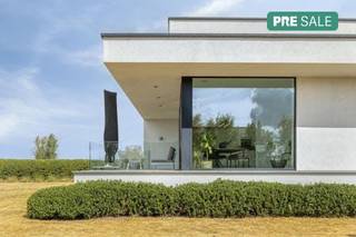 Op een absolute droomlocatie in Zedelgem bieden wij deze hoogwaardig afgewerkte villa te koop aan. Dit unieke stuk vastgoed is ontworpen door architect Jan Abbeloos en combineert tijdloze klasse met doordacht wooncomfort.<br /><br />Met een ruim perceel van 1081 m² en een bewoonbare oppervlakte van 240 m² geniet u hier van een perfecte balans tussen licht en ruimte. De villa valt op door haar strakke lijnen, een overvloed aan natuurlijke lichtinval en het gebruik van hoogwaardige, duurzame materialen. In het interieur zorgen strak ingewerkte deuren van Xinnix voor een naadloze en minimalistische uitstraling.<br /><br />Buiten treft u een prachtig aangelegde tuin aan, ontworpen door tuinarchitect Monbalieu. Het perceel is zo ingericht dat u er geniet van volledige privacy en een prachtig groen zicht. <br /><br />Indeling van het huis<br />Gelijkvloerse verdieping: <br />- Grote polyvalente ruimte, uitermate geschikt als speelkamer of hobbyruimte<br />- Aansluitende praktische wasplaats<br />- Kruipkelder met technische ruimte<br /><br />Eerste verdieping:<br />- Uitnodigende inkomhal<br />- Lichtrijke en ruime leefruimte te bereiken via een prachtige staalijzeren deur<br />- Open keuken van Geva, voorzien van kwalitatieve toestellen en hoogwaardige afwerking<br />- Eerste badkamer<br />- Slaapkamer 1 van 14m²<br />- Slaapkamer 2 van 12m²<br /><br />Eerste verdieping:<br />- Grote bureauruimte van 18m² met een panoramisch uitzicht over de omgeving<br />- Hoofdslaapkamer van 14m² met een aansluitende dressing en tweede badkamer met ligbad, douche en dubbele lavabo<br /><br />Buitenruimte:<br />- Prachtig door Monbalieu aangelegde tuin op een rustige agrarische locatie<br />- Sfeervol bijgebouw waar u in alle rust kunt ontspannen<br /><br />Troeven en bereikbaarheid:<br /><br />Deze exclusieve eigendom te Zedelgem combineert landelijke rust en maximale privacy met een vlotte bereikbaarheid. Belangrijke invalswegen, openbaar vervoer en het centrum van Zedelgem liggen op korte afstand. Een unieke kans voor wie een hoogwaardig afgewerkte villa wenst te kopen. Neem contact met ons op om deze bijzondere koop ter plaatse te ontdekken.<br /><br />De eigendom wordt aangeboden via de Pre-sale formule. Op 12/09/2026 tussen 10:00 en 12:00 kan u de woning op afspraak komen bezichtigen en een bod uitbrengen. De vermelde prijs is een instelprijs. Voor meer info, gelieve contact op te nemen met de dossierverantwoordelijke.<br /><br />Bestuursmaatregelen in het maatregelenregister: nee