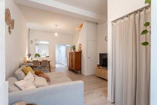 <p><strong>Instapklare, gezellige stadswoning met o.a. 2 slaapkamers, tuin met tuinhuis en handige servitude. Centrale ligging op 2 min. wandelen van zowel station, winkelstraat als scholen.</strong><br /><strong>EPC-label C | Elektriciteit conform</strong></p>
<p><strong>Ligging:</strong><br />Gelegen in het stadscentrum van Herentals, in een rustige straat met voornamelijk plaatselijk verkeer. Vlak bij het treinstation, de winkelstraat en scholen. Vlotte verbinding naar de omliggende gemeenten en de autosnelweg.</p>
<p><strong>Indeling: </strong><strong>-1</strong>: kelder <strong>0</strong>: inkomhal, leefruimte, keuken, wasplaats/berging, badkame <strong>+1</strong>: 2 slaapkamers <strong>Zolder</strong></p>
<p><strong>Beschrijving</strong><br />Deze woning werd in 2016 gemoderniseerd en is sindsdien steeds goed onderhouden. Zo werden onder andere de daken onder handen genomen, de cv-ketel vervangen en de keuken en badkamer vernieuwd. Momenteel is de woning verhuurd aan een marktconforme huurprijs. Voor eigen bewoning is de woning beschikbaar 6 maanden na akte.<br />De ideale investerings- of starterswoning!</p>
<p>We betreden de woning via een handige inkomhal met ruimte voor bijvoorbeeld schoenen en jassen. Aansluitend bevindt zich de leefruimte met zit- en eetgedeelte, die op hun beurt een aangename connectie vormen met de keuken. Deze werd volledig vernieuwd in 2016 en beschikt over de nodige hedendaagse toestellen.</p>
<p>Achter de keuken is er de technische ruimte/wasplaats, met aansluitend de badkamer. Deze is uitgerust met een douche, dubbel lavabomeubel en toilet.</p>
<p>Op de eerste verdieping bevinden zich 2 ruime slaapkamers met planché vloeren.</p>
<p>Buiten is er een aangename stadstuin met tuinhuisje. Een handige servitude zorgt ervoor dat vuilnisbakken en fietsen niet door de woning moeten. Daarnaast is er een praktische kelder die extra opslagruimte biedt.</p>
<p>Voor meer info of een bezoek ter plaatse, neem contact op via <strong>014/95 37 50</strong>.</p>
<p><strong>Bijzondere informatieplicht: </strong>Geen omgevingsvergunning voor stedenbouwkundige handelingen uitgereikt, gelegen in woongebied, geen rechterlijke of bestuurlijke herstelmaatregel opgelegd, geen voorkooprecht ruimtelijke ordening, geen omgevingsvergunning voor het verkavelen van gronden.</p>