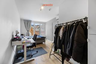 Deze ruime studentenkamer behoort tot de grootste units binnen Residentie De Toewip en vormt een uitstekende opportuniteit voor investeerders die net dat beetje extra zoeken. De kamer beschikt over een eigen badkamer en wordt volledig bemeubeld opgeleverd. Dankzij de individuele warmtepomp geniet de bewoner van optimaal comfort in elk seizoen. De energiezuinige renovatie resulteert bovendien in een EPC A-label. Het gebouw beschikt over een volledig uitgeruste gemeenschappelijke keuken, een ruim terras en een afgesloten fietsenstalling. De centrale ligging in Leuven zorgt voor een structureel sterke vraag naar kwalitatieve studentenhuisvesting. Brochure beschikbaar op aanvraag. Stedenbouwkundige inlichtingen in aanvraag. Verkoop onder het BTW-stelsel. Interesse? Contacteer ons via info@homies.be of 016 22 82 22. HOMIÉS, an Eye for Immo.<br />