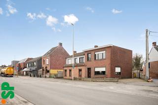 Te renoveren HOB in het centrum van Grobbendonk.<br /><br />Deze te renoveren woning biedt een stevige basis aan met enorm veel potentieel zowel binnen als buiten.<br />Zo biedt de woning een verassend diepe tuin met toegang tot een garage langs de servitudeweg naast de woning.<br /><br />Indeling: inkomhal met behoud van originele trap, lichtrijke leefruimte, een keuken met aansluitend toegang tot de kelder én toegang tot de badkamer. Op de eerste verdieping treffen we twee tot mogelijks drie slaapkamers of een dressing.<br />De woning beschikt reeds over een regenwaterput, dubbele beglazing (2003), verwarming op gas én is op slechts enkele elementen na asbestvrij.<br /><br />Buiten treffen we nog twee ruime bergplaatsen waarvan één tevens gebruikt kan worden als garage.<br />Ten slotte is de ligging een grote troef! Op wandelafstand: bakkers, winkels, sushi, tankstations, openbaar vervoer, autostrade op- en afritten, ... etc.<br />Kortom een unieke kans als investering.<br /><br />Wenst u graag een bezoek? Contacteer IMMO SP op het nummer 014/51.95.00