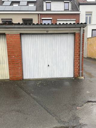 Bent u op zoek naar een centraal gelegen bel-etage waar comfort, licht en uitstekende bereikbaarheid centraal staan? Dan vormt deze eengezinswoning in het stadscentrum van Geraardsbergen een unieke kans.
Gelegen op een uiterst gunstige locatie, geniet u hier van alle nodige voorzieningen binnen handbereik. Het treinstation bevindt zich op wandelafstand, wat deze woning uitermate geschikt maakt voor pendelaars en iedereen die houdt van een vlotte verbinding.
Op het gelijkvloers verwelkomt de woning u met een praktische berging en een knusse koer, een gezellige plek voor ontspanning met extra opslagmogelijkheden. Vanuit deze ruimte heeft u bovendien direct toegang tot de eigen garagebox, die ook via een gemeenschappelijke doorgang aan de linkerzijde te bereiken is. Een absolute troef in het stadscentrum!
De eerste verdieping biedt een ruime en sfeervolle leefruimte die baadt in het natuurlijke daglicht. De goed uitgeruste keuken sluit hier naadloos op aan en geeft uit op een leuk terras, ideaal om in alle rust te genieten van een buitenmoment.
Op de tweede verdieping bevinden zich twee comfortabele slaapkamers en een smaakvol afgewerkte badkamer. Met een gunstige EPC-score van C kiest u hier bovendien voor een energiezuinige en toekomstgerichte leefomgeving.
Ook voor investeerders en opbrengsteigendommen biedt deze eigendom een bijzonder interessant profiel. Omdat het pand momenteel reeds verhuurd is (aan € 839/maand), stapt u direct in een lopende huurovereenkomst. Dit betekent dat de woning meteen na overdracht instapklaar rendeert, zonder dat u eerst op zoek hoeft naar een geschikte huurder — een aantrekkelijke troef voor wie bouwt aan een stabiele vastgoedportefeuille.
Interesse? Maak dan snel een afspraak met het CasaVista Team via 054 41 25 00 of mail naar info@casavista.be en ontdek tijdens een plaatsbezoek de vele troeven van deze fantastische woning.