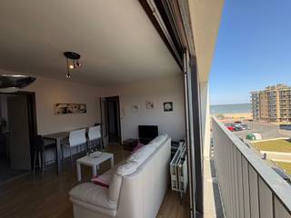 Droom je van een stekje aan zee? Dit op te frissen appartement met 2 slaapkamers ligt op een toplocatie vlak bij het strand en biedt een klein maar sfeervol zeezicht. Gelegen aan de zonnekant, geniet je hier volop van natuurlijk licht en zon– ideaal voor levensgenieters!<br /><br />Troeven:<br />* Zonnekant: zonnig en lichtrijk wonen<br />* Klein zeezicht vanuit de leefruimte<br />* Slechts enkele stappen tot de dijk en het strand<br />* Ruim renovatiepotentieel: maak er jouw droomplek van<br />* Gemeenschappelijke fietsenberging<br /><br />Een uitstekende kans als vakantieappartement, investering of vaste woonst. Laat je verrassen door de ligging en mogelijkheden!<br /><br />Contacteer ons snel voor een bezoek. Zon, zee en potentieel wachten op jou!