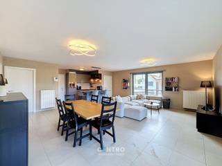 Recent appartement met 2 ruime slaapkamers, ruim ZUIDgericht zonneterras (met elektrische zonnewering) en private parkeerplaats te Maldegem!<br /><br /><strong>INDELING:<br /><u><em>Eerste verdieping:</em></u></strong><br />Inkomhal - RUIME living - volledig ingerichte keuken (O.a. met fornuis, dampkap, oven, dubbele spoelbak en vaatwasmachine) - berging/wasplaats (met voorzieningen voor wasmachine en droger) - badkamer (O.a. met dubbel lavabomeubel, hangtoilet, douche én ligbad) - afzonderlijk gastentoilet (met lavabo) - 2 RUIME slaapkamers - ruim terras met bijhorende overkapping met elektrisch bedienbare zonnescreens.<br /><br /><u><em><strong>Gelijkvloers:</strong></em></u><br />Private parkeerplaats.<br /><br /><u><strong>Opmerkingen:</strong></u><br /><strong>- ENERGIEZUINIG appartement: EPC = 113 kWh/m2 (B)!</strong><br />- Elektrische zonnewering op terras ('Renson') aanwezig.<br />- Elektrische zonnewering in living aanwezig.<br />- Terrasverwarming aanwezig.<br />- Elektriciteit GOEDgekeurd!<br />- Lift aanwezig.<br />- Aluminium ramen.<br />- Op wandelafstand van bushalte.<br />- Gemeenschappelijke fietsenberging aanwezig.<br /><br />Interessant appartement voor JONG en OUD! Aarzel zeker niet om ons te contacteren voor een bezoek ter plaatse: 050/70.01.02 - info@centro.be.