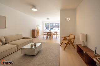 Dit instapklare gelijkvloers appartement bevindt zich op een rustige, maar uiterst centrale ligging. Het appartement werd recent gerenoveerd en beschikt over een inkomhal met vestiairekast, een apart gastentoilet, een ingerichte badkamer, een lichtrijke leefruimte en een volledig geïnstalleerde keuken. Verder zijn er twee volwaardige slaapkamers aanwezig, waarvan één directe toegang biedt tot de privatieve tuin — ideaal om in alle rust van het buitenleven te genieten.<br /><br />Dankzij de kwalitatieve afwerking, individuele nutsvoorzieningen en gunstige EPC-score vormt dit appartement zowel voor eigen bewoning als investering een uitstekende opportuniteit.<br /><br />Er bestaat bovendien de mogelijkheid om een garagebox aan te kopen aan € 25.000. De aankoop hiervan is volledig vrijblijvend en niet verplicht.<br /><br />De gemeenschappelijke kosten zijn momenteel nog niet definitief vastgelegd, maar zullen naar verwachting beperkt blijven tot enkel de kosten van de minuterie (verlichting gemeenschappelijke hal) en de blokpolis. Deze worden voorlopig geraamd op ongeveer € 20 per maand.<br /><br />Extra troeven:<br /><br />Recent gerenoveerd appartement;<br />Privatieve tuin;<br />Mogelijkheid tot aankoop garagebox;<br />Lage vermoedelijke gemeenschappelijke kosten;<br />Individuele nutsvoorzieningen;<br />Gunstig EPC;<br />Rustige en centrale ligging.<br /><br />De beschikbare documenten kan u terugvinden via de downloads op onze website.<br />Voor meer informatie kan u terecht op www.hansvastgoed.com of contact opnemen via info@hansvastgoed.com of +32 3 366 05 30.