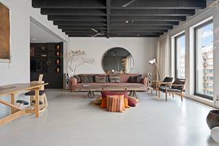 Op de zesde en zevende verdieping bevindt zich dit uitzonderlijke eigendom van ca. 254m², omringd door maar liefst 180m² aan terrassen. Een oase van licht en ruimte, waar binnen en buiten naadloos in elkaar overvloeien.<br /><br />De lift biedt rechtstreeks toegang tot in de penthouse. De leefruimte is royaal opgevat, met een elegante zithoek, een stijlvolle bibliotheek die afsluitbaar is en voorzien van een ingenieus klapbed voor gasten, een sfeervolle gashaard en een gezellige eethoek. De open keuken met eiland is van de meest luxueuze toestellen voorzien en biedt direct toegang tot het eerste terras. De master suite biedt ultiem comfort: ontwaken met zicht op het groen van de daktuin, luxueuze badkamer en dressing. Een tweede douchekamer en aparte berging maakt het geheel bijzonder praktisch.<br /><br />Op de zevende verdieping ligt een tweede ruime slaapkamer of bureau, volledig omgeven door de daktuin en terrassen, een plek die uitnodigt tot rust en inspiratie temidden van de stad.<br /><br />Zeer goede bereikbaarheid met diverse restaurants en winkels in de nabijheid.<br /><br />De kelderberging is inclusief in de prijs. Twee inpandige garages bij aan te kopen @ €45.000,-/stuk.<br /><br />https://www.christiesrealestatebelgium.be/nl/<br />https://www.hillewaere-vastgoed.be