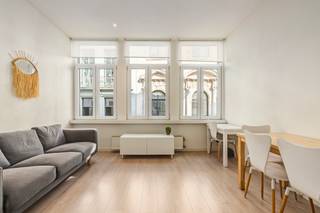 <p>Dit appartement in hartje Antwerpen combineert een centrale ligging met praktisch wooncomfort. Dankzij de toplocatie geniet u van winkels, horeca, openbaar vervoer en culturele hotspots op wandelafstand. De woning is interessant voor zowel bewoners als investeerders die op zoek zijn naar een appartement in een levendige stadsomgeving. De praktische indeling en de aanwezige voorzieningen zorgen voor een aangename woonervaring in het bruisende centrum van Antwerpen.</p>
<p>Belangrijkste ruimtes:<br />• Woonkamer met aangename leefruimte en natuurlijke lichtinval.<br />• Keuken uitgerust met elektrische kookplaat, oven, dampkap, vaatwasser en enkele spoelbak.<br />• Slaapkamer met ingemaakte kasten.<br />• Badkamer voorzien van douche, toilet en enkele wastafel.</p>
<p>Troeven:<br />• Toplocatie in het centrum van Antwerpen.<br />• Winkels, restaurants en openbaar vervoer binnen handbereik.<br />• Interessant appartement voor zowel eigen bewoning als investering.</p>
<p>Neem vandaag nog contact op met je ERA-makelaar voor een bezoek. JOUW DROOMAPPARTEMENT. ZO GEVONDEN!</p>