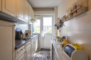 <p><span>Op te frissen, ruim appartement met 2 grote slaapkamers en terrasje.</span></p><p><span>Het appartement bevindt zich op de tweede verdieping van een verzorgd gebouw en is gunstig gelegen op wandelafstand van het Te Boelaerpark, winkels en openbaar vervoer.</span></p><p><span>Indeling:</span></p><p><span>Inkomhal, ruime living met veel lichtinval, aansluitend de keuken met toegang tot het zonnig terrasje, twee grote slaapkamers (ca. 15 m² en 14 m²) - één slaapkamer met toegang tot een aparte, praktische bergkamer/dressing -, badkamer met ligbad, douche en toilet, en een extra berging met aansluiting wasmachine. Bij het appartement hoort tevens een privatieve kelder.</span></p><p><span>Extra info:</span></p><p><span>- elektrische installatie conform AREI</span></p><p><span>- dak en verwarmingsinstallatie voldoen reeds aan de energiedoelstelling</span></p><p><span>- gunstig EPC</span></p><p><span> </span></p>