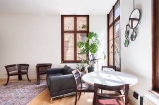 <p><span>CHARMANT HOEKAPPARTEMENT MET TERRAS OP TOPLOCATIE IN HARTJE ANTWERPEN</span></p><p><span> </span></p><p><span>Gelegen in de rustige en pittoreske Moriaanstraat, op slechts een steenworp van de Onze-Lieve-Vrouwekathedraal en de Grote Markt, geniet dit instapklare appartement van een unieke ligging in het historische hart van Antwerpen. Hier woont u in alle rust, terwijl gezellige restaurants, winkels, musea en het bruisende stadsleven zich letterlijk om de hoek bevinden.</span></p><p><span>Bij het binnenkomen wordt u verwelkomd in de aangename leefruimte met authentieke elemenenten, waar de grote raampartijen zorgen voor een overvloed aan natuurlijk licht. Dankzij de hoekligging geniet het appartement van een bijzonder open en luchtig gevoel.</span></p><p><span>De open keuken met eiland vormt het hart van de woning en sluit naadloos aan op de leefruimte. Ideaal om gezellig te koken en gasten te ontvangen. Aansluitend bevindt zich een knus terras waar u in alle rust kunt genieten van een kop koffie of een ontspannend moment in de buitenlucht.</span></p><p><span>Aan de rustige achterzijde van het appartement bevinden zich twee slaapkamers, waaronder een ruime master bedroom en een tweede slaapkamer die perfect dienst kan doen als kinder-, logeer- of bureauruimte. De badkamer is uitgerust met een douche.</span></p><p><span>Als extra troef beschikt het appartement over een private kelderberging. </span></p><p><span> </span></p><p><span>Troeven</span></p><p><span>+ Gunstig EPC-label B</span></p><p><span>+ Gelegen in hartje Antwerpen</span></p><p><span>+ Gezellig terras</span></p><p><span>+ Blanco elektrische keuring</span></p><p><span>+ Hoekappartement met veel lichtinval</span></p><p><span>+ Authentieke elementen</span></p><p><span>+ Parketvloer </span></p><p><span> </span></p><p><span>Dit lichtrijke appartement combineert een uitzonderlijke ligging met comfort en een praktische indeling. Een ideale woonst voor wie wil genieten van het beste wat Antwerpen te bieden heeft of een interessante opportuniteit voor investeerders. Contacteer ons snel voor een bezoek.</span></p><p><span> </span></p>