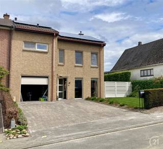 In a quiet street in Schepdaal**, a cozy borough of Dilbeek, you will find this move-in ready semi-detached building on a plot of 411 m²...