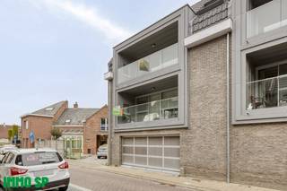 Modern appartement op een rustige doch zéér centrale ligging in het centrum van Geel.<br /><br />Ontdek dit instapklare, moderne appartement op een rustige maar uiterst centrale locatie in het centrum van Geel – de perfecte combinatie van comfort, licht en ligging.<br /><br />Bij binnenkomst word je verwelkomd in een ruime, lichtrijke leefruimte die dankzij grote raampartijen baadt in natuurlijk licht. De open keuken is volledig uitgerust en voorzien van alle moderne comfort. Aansluitend vind je een handige berging met aansluiting voor een wasmachine. Verder beschikt het appartement over een apart gastentoilet.<br /><br />Er zijn twee volwaardige slaapkamers en een stijlvolle badkamer met dubbel lavabomeubel, inloopdouche en tweede toilet.<br /><br />Geniet in alle rust van het zonnige, overdekte terras – ideaal om te ontspannen na een drukke dag. Bovendien zijn er tal van extra's inbegrepen in de prijs:<br />- 2 kelderbergingen<br />- Ondergrondse autostaanplaats<br />- Gemeenschappelijke fietsenberging<br /><br />Troeven op een rij:<br />- Toplocatie: rustige, doch zeer centrale ligging in Geel<br />- Uitstekend EPC-label A – score: 78 kWh/(m² jaar)<br />- Conforme elektrische installatie<br />- 2 kelderbergingen + autostaanplaats inbegrepen<br />- Instapklaar en ideaal als eigen woonst of investering<br /><br />Dit appartement combineert comfort en een gunstige ligging. <br /><br />Voor meer informatie of een bezoek ter plaatse, kan u contact opnemen met IMMO SP via 014 59 10 20 of mailen naar jill@immosp.be. Benieuwd naar de waarde van uw eigen woning? Vraag vrijblijvend een gratis verkoopanalyse aan – wij helpen u graag verder!
