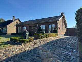 <strong>*KOOP NOG DIT JAAR EN GENIET NOG VAN 2% REGISTRATIERECHTEN!</strong><br /><br />Op een rustige en aangename locatie in Zonhoven bevindt zich deze <strong>uitzonderlijk goed onderhouden</strong> gelijkvloerse woning met 2 slaapkamers, gelegen op een perceel van <strong>5a64ca</strong>.<br /><br />De woning combineert een rustige, groene woonomgeving met een vlotte bereikbaarheid naar het centrum en de belangrijkste verbindingswegen.<br /><br />Indeling: inkomhal, ruime leefruimte met grote raampartijen, volledig geïnstalleerde keuken, wasplaats, centrale badkamer en 2 volwaardige slaapkamers.<br />Daarnaast is er een <strong>volledige zolder</strong> (te bereiken via aparte tuintrap), die heel wat extra bergruimte biedt, en een <strong>vrijstaande garage</strong>.<br /><br />Ook buiten werd de woning met de nodige zorg onderhouden.<br />Het terras en de tuin zijn volledig en verzorgd aangelegd, waardoor u hier meteen kunt genieten van een aangename en onderhoudsvriendelijke buitenruimte.<br /><br />Troeven:<br />- <strong>gelijkvloers </strong>wonen met veel potentieel<br />- uitzonderlijk goed onderhouden<br />- verzorgd en onderhoudsvriendelijk perceel<br /><strong>- rustige en groene woonomgeving</strong><br />- vlotte en centrale bereikbaarheid<br />- vrijstaande garage<br />- volledige zolder voor extra bergruimte<br />- <strong>onmiddellijk beschikbaar</strong><br /><br />KI (niet-geïndexeerd): € 981<br /><br />EPC: 348 kWh (m2 jaar) – <strong>label D - GEEN renovatieverplichting</strong><br /><br />G-score: A<br />P-score : A<br /><br />Bijzondere informatieplicht:<br />Vergunning uitgereikt-Woongebied met landelijk karakter-Geen verkavelingsvergunning-Geen voorkooprecht-Geen rechterlijke herstelmaatregel of bestuurlijke maatregel opgelegd<br /><br />*onder voorbehoud van de wettelijke voorwaarden om van het verlaagde tarief te genieten.<br />
