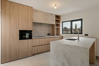 Op zoek naar een instapklaar appartement op een uitstekende locatie? Dit volledig gerenoveerde appartement op de tweede verdieping van een kleinschalig gebouw in de Vrijwilligerslei te Mariaburg (Brasschaat) heeft alles wat je nodig hebt.<br /><br />De ligging is een absolute troef: met verschillende winkels op wandelafstand, vlotte verbindingen naar invalswegen en openbaar vervoer in de directe omgeving, woon je hier bijzonder centraal én comfortabel. Parkeren kan bovendien eenvoudig voor de deur.<br /><br />Bij het binnenkomen valt meteen de lichtrijke en ruime leefruimte op, afgewerkt met warme materialen en grote raampartijen die zorgen voor een overvloed aan natuurlijk licht. De open keuken in licht hout is een echte eyecatcher en werd volledig uitgerust met nieuwe, kwalitatieve toestellen en een praktisch kookeiland. Aansluitend aan de keuken bevindt zich bovendien een gezellig terrasje, ideaal om even buiten te genieten.<br /><br />Het appartement beschikt over twee zeer ruime slaapkamers en een aparte, praktische bergruimte met aansluiting voor wasmachine en droogkast.<br /><br />De stijlvolle badkamer biedt alle comfort en luxe, met een dubbele lavabo, toilet, inloopdouche én ligbad, perfect afgewerkt in een tijdloze, moderne stijl.<br /><br />Kortom, een ruim en kwalitatief appartement met een hoogwaardige afwerking op een uitstekende locatie.<br /><br />Interesse? info@neonvastgoed.be of 03/336.88.88