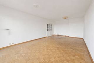 Op zoek naar een ruim en goed gelegen appartement in Sint-Niklaas? Dit appartement biedt met zijn 3 slaapkamers, ruime leefruimte en ondergrondse garage een mooie combinatie van comfort en praktische troeven. Het appartement verkeert in goede staat en beschikt bovendien over een gunstig EPC, waardoor je meteen comfortabel en energiezuinig kunt wonen. Ook de ligging is een grote troef: vlakbij de E17 en verschillende belangrijke invalswegen, terwijl het centrum van Sint-Niklaas op fietsafstand ligt. Een ideale opportuniteit voor eigen bewoning of als interessante investering.