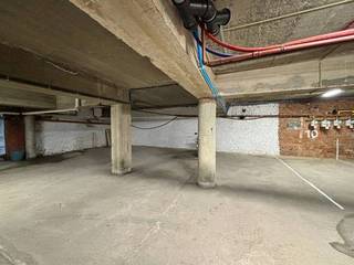 Ondergrondse parkeerplaatsen te koop tussen Oosterveld en Pulhof (Groenenborgerlaan)<br /><br />Overdekte ondergrondse parkeerplaatsen te koop tussen Oosterveld en Pulhof aan 14.000 en 18.000 EUR/plaats.<br /><br />Bent u op zoek naar een veilige, comfortabele én perfect gelegen parkeerplaats in tussen Wilrijk en Berchem? Deze overdekte parkeerplaatsen bevinden zich tussen de wijk Pulhof en Oosterveld, op de kruising van de Groeneborgerlaan en de Prins Boudewijnlaan, een uitzonderlijk vlot bereikbare locatie, vlakbij de belangrijkste autosnelwegen.<br /><br />• Overdekte parkeerplek: uw wagen staat beschermd tegen regen, hagel en zon<br />• Elektrische toegangspoort met afstandsbediening: comfortabel binnenrijden zonder uit te stappen<br />• Strategische ligging, ideaal voor bewoners van Pulhof, Oosterveld en omgeving<br />• Meerdere plaatsen beschikbaar, ideaal voor particulieren én investeerders<br />• Rechtstreeks te koop bij de eigenaar<br />• Enkele plaatsen zijn momenteel verhuurd, ideaal voor onmiddellijke opbrengst als investering<br />• Max hoogte wagen +/- 1m83<br /><br />Perfect voor wie een parkeeroplossing zoekt voor eigen gebruik, verhuur of investering.<br /><br />Interesse?<br />Contacteer eigenaar voor meer info, prijs en bezichtiging.