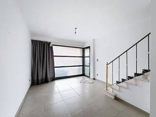 Bij het betreden van de woning komen we terecht in de zeer ruime en lichtrijke leefruimte. Dankzij de lichtkoepels en het grote schuifraam geniet...