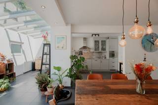 Instapklare halfopen bebouwing met garage, tuin en uitzonderlijke lichtinval nabij centrum van Mechelen te koop.<br /><br />Op zoek naar een instapklare woning in een rustige, kindvriendelijke buurt vlak bij het centrum van Mechelen? Deze charmante halfopen bebouwing in een verkeersluwe straat combineert ruimte, comfort en een uitstekende ligging.<br /><br />De woning beschikt over een bewoonbare oppervlakte van 166 m² op een perceel van 244 m² en verwelkomt je met een aangename, open leefruimte waar keuken, eetkamer, woonkamer en veranda naadloos in elkaar overvloeien. Dankzij de grote raampartijen in de veranda geniet je de hele dag van een overvloed aan natuurlijk licht, wat zorgt voor een bijzonder ruimtelijk en warm gevoel.<br /><br />Op het gelijkvloers bevinden zich naast de open leefruimte ook een praktische berging, een afzonderlijk gastentoilet en een garage. Via de veranda heb je rechtstreeks toegang tot het terras en de volledig afgesloten tuin met noordwestelijke oriëntatie, waar je in alle rust kunt genieten van zonnige namiddagen en gezellige zomeravonden.<br /><br />Op de verdieping vind je drie slaapkamers en een moderne badkamer die in 2021 volledig werd vernieuwd. Daarnaast beschikt de woning over een zolder en een kruipkelder, wat zorgt voor extra opslagruimte.<br /><br />Praktische troeven:<br /><br />* Laag energieverbruik in praktijk<br />* Instapklare woning<br />* 3 slaapkamers<br />* Vernieuwde badkamer (2021)<br />* Conforme elektriciteit<br />* Hoogrendement gascondensatieketel (2018)<br />* Garage en private oprit<br />* Extra parkeergelegenheid in de straat<br />* Afgesloten tuin en terras<br />* Veel natuurlijk licht dankzij de ruime veranda<br />* Rustige ligging in verkeersluwe straat<br /><br />De ligging is een absolute meerwaarde. Scholen, buurtwinkels, het Tivolipark en de Dijle liggen op korte afstand. Bovendien bereik je het centrum van Mechelen en de E19 in slechts enkele minuten, wat zorgt voor een vlotte verbinding richting Antwerpen, Brussel en Leuven.<br /><br />Interesse? Mail naar ruimtevaartstraat38@gmail.com.<br /><br />Verkoop rechtstreeks via eigenaar.
