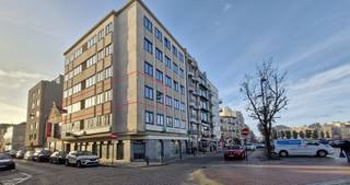 Zeer aangenaam, ruim bemeten (111m²) en energiezuinig (label 'B') HOEKappartement te Blankenberge met open zicht op het marktplein. Het...