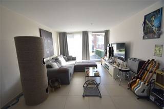 Modern appartement met volgende eigenschappen:<br /><br />° vlotte verbinding met Bilzen, Hasselt en E313<br />° rustig gelegen en toch op wandelafstand van het commercieel centrum<br />° wonen in een verzorgde residentie<br />° vloerverwarming<br />° degelijke afwerking<br /><br />INDELING:<br /><br />° Niveau -1:<br />ondergrondse staanplaats - kelderberging.<br /><br />° Niveau 0:<br />Inkomhal met gastentoilet - living - terras - keuken - wasplaats - badkamer - 2 slaapkamers.<br /><br />Vraag snel online uw bezichtiging aan via de knop "Ik ben kandidaat" die u kan terugvinden op de website van confideo-immo.be. Via deze link dient u alle gegevens aan te vullen en dan zal u eerstdaags door ons gecontacteerd worden om een afspraak in te plannen.