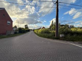 <span>Rustig gelegen perceel bouwgrond voor open bebouwing met een oppervlakte van 925 m².</span><br /><br /><span>De bouwgrond heeft een straatbreedte van 23,63 meter. Kadaster sectie C nummer 85R5.</span><br /><span>Meer info en bouwvoorschriften op aanvraag.</span><br /><br /><span>Extra info: lot 1 I open bebouwing I infoplicht: Gvg, Wg, Vv, Gvkr, Gmo I Watertoets: P- score: D I G-score: onbekend.</span>