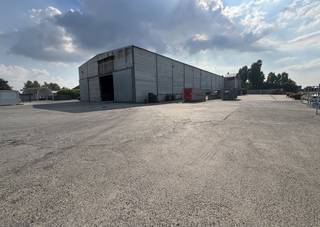 Op een uitstekend bereikbare locatie langs de Emiel Clausstraat 91 in Waregem bevindt zich deze functionele bedrijfshal van ca. 2.250 m², gelegen...