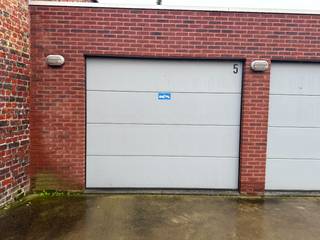 1 afzonderlijke gemetste garage te huur in het centrum van Roeselare, Karnemelkstraat 36. De garage is centraal gelegen: in het centrum, dichtbij markt, school, winkels. Deze garage is gemakkelijk te bereiken en in en uit te rijden. De garage heeft een automatische poort met afstandsbediening. De garage is geïsoleerd, er is een lichtpunt en stroom aanwezig en gratis regenwater om de auto te wassen.<br /><br />Vrij vanaf 1/09/2026. Huurprijs 80 €/mnd.