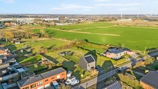 Bent u op zoek naar een bouwgrond in een rustige, landelijke omgeving met een vlotte snelwegverbinding? Dan is dit perceel van 825 m²...
