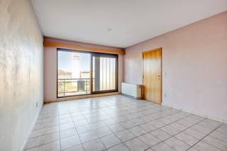 This ready-to-move-in apartment is located on the fourth floor of a well-maintained building built in 1999 and is located in the popular...