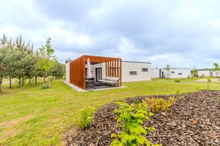 <strong><span>Investeren én genieten in deze luxueuze vakantiewoning in EuroParcs Hoge Kempen</span></strong><br /><br /><br />Droomt u van een tweede verblijf midden in het groen, gecombineerd met een interessant rendement?<br />Deze stijlvolle Lake House voor 6 personen op EuroParcs Hoge Kempen in Zutendaal biedt het beste van beide werelden: een zorgeloze investering én een plek om zelf helemaal tot rust te komen!<br />Gelegen op een prachtig perceel <u>eigen grond</u> van 4a47ca, bevindt deze vakantiewoning zich in één van de mooiste natuurregio’s van België, vlak bij het Nationaal Park Hoge Kempen.<br /><br /><br /><strong>Een toplocatie midden in de natuur</strong><br /><br />EuroParcs Hoge Kempen ligt in het gezellige Zutendaal, ook wel gekend als het “groenste snoepje van Vlaanderen”.<br />Het park grenst aan het Nationaal Park Hoge Kempen, waar eindeloze wandel- en fietsroutes u meenemen door bossen, heidevelden en langs idyllische waterpartijen.<br /><br />Daarnaast geniet deze locatie van een uitstekende bereikbaarheid en een centrale ligging.<br />Steden zoals Maastricht (NL), Genk en Hasselt bevinden zich op korte afstand en in de directe omgeving vindt u tal van gezellige horecazaken, winkels en recreatiemogelijkheden.<br /><br />De vlotte verbinding vanuit zowel België als Nederland maakt deze vakantiewoning extra aantrekkelijk voor eigen gebruik én verhuur.<br />De combinatie van natuur, recreatie en bereikbaarheid maakt deze locatie bijzonder aantrekkelijk voor vakantiegangers!<br /><br /><br /><strong>Het vakantiegevoel het hele jaar door</strong><br /><br />Het park zelf staat bekend om zijn kwalitatieve uitstraling, groene omgeving en uitgebreide faciliteiten.<br />Eigenaars en gasten genieten hier van een ontspannen sfeer met alle comfort binnen handbereik.<br /><br /><span>Bovendien biedt EuroParcs verschillende formules aan; volledig eigen gebruik, zelf verhuren, verhuur en beheer via EuroParcs of een combinatieformule.</span><br />Meer informatie over de verschillende eigenaarsmodellen kunt u via onderstaande link terugvinden:<br />https://gebruikersmodellen.europarcs.nl/6-eigenaarmodellen<br /><br />Dankzij de professionele ondersteuning van EuroParcs geniet u van een zorgeloze investering met maximale flexibiliteit.<br /><br /><br /><strong><u>Lake House 6</u> stijlvol, comfortabel en instapklaar</strong><br /><br />Deze moderne 6-persoons vakantiewoning combineert hedendaagse architectuur met warme, natuurlijke materialen.<br />De grote raampartijen zorgen voor veel lichtinval en creëren een heerlijk open gevoel tussen binnen en buiten.<br /><span>Verder beschikt de woning over een gezellige leefruimte met open keuken, drie ruime tot comfortabele slaapkamers, een moderne badkamer voorzien van een dubbele lavabo, toilet en een inloopdouche en nog een apart gastentoilet en berging.<br /><br />De woning is uitgerust met airconditioning, waardoor u in elk seizoen geniet van een aangenaam binnenklimaat.<br />De vakantiewoning wordt bovendien volledig aangeboden inclusief inventarispakket en stijlvolle stoffering, zodat ze meteen gebruiksklaar is voor eigen verblijf of verhuur!</span><br /><br /><span>Ook buiten werd aan alles gedacht!<br />De aangelegde tuin, het ruime terras en de private parking vormen een mooi verlengstuk van de woning en worden volledig onderhouden door EuroParcs.<br />Zo geniet u zonder zorgen van rust, comfort en vakantiegevoel in een groene omgeving.</span><br /><br /><br /><span><strong>Duurzaam investeren</strong></span><br /><br />Deze vakantiewoning werd gebouwd met aandacht voor duurzaamheid, comfort en kwaliteit.<br />Zo is hij uitgerust met vier zonnepanelen, energiezuinige technieken en een ventilatiesysteem type C+.<br />In combinatie met de kwalitatieve materialen draagt dit niet alleen bij aan een comfortabele woonervaring, maar ook aan een duurzame en toekomstgerichte investering.<br /><br /><br /><strong>Interessant rendement</strong><br /><br />Naast het eigen vakantiegevoel biedt deze woning ook een aantrekkelijk investeringspotentieel:
<ul>
<li><span>Goed rendement (op aanvraag)</span></li>
<li><span>eigen grond inbegrepen </span></li>
<li><span>onderhoud parkbijdrage: € 3.216 per jaar</span><br /><br /> </li>
</ul>
<strong>Alle highlights nog eens op een rijtje</strong><br /><br />✔ Lake House voor 6 personen<br />✔ Gelegen op eigen grond van 4a47ca<br />✔ Airco aanwezig<br />✔ Ventilatie type C+<br />✔ 4 zonnepanelen<br />✔ Inventaris en stoffering inbegrepen<br />✔ Aangelegde tuin, terras en parking<br />✔ Onderhoud omgeving door EuroParcs<br />✔ Mogelijkheid tot eigen gebruik en/of verhuur<br />✔ Vast rendement van 5,5%<br /><br />Kortom een unieke kans om te investeren in een stijlvolle vakantiewoning op een toplocatie in Limburg!<br /><br />Heeft deze vakantiewoning in Zutendaal uw interesse gewekt? Neem dan snel contact met ons op via 089 23 44 22 of mail naar info@immoverslegers.be!<br /><br /><u><strong>De verkoop van deze vakantiewoning gebeurt onder het btw-regime</strong></u>. <br /><br /><em>-Stedenbouwkundige informatie in aanvraag-</em><br /><br />