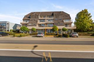 Dit instapklare kantoor in Residentie Chaplin heeft een oppervlakte van ca. 117 m² en werd gerenoveerd in 2013.<br /><br />De indeling bestaat uit een bureauruimte met 5 bureaustations, praktische archiefkasten, een keuken, afzonderlijke toiletten en een berging.<br /><br />Het kantoor is centraal gelegen langs een drukke weg en is hierdoor goed bereikbaar. Vooraan het gebouw is parkeergelegenheid aanwezig.<br /><br />Troeven:
<ul>
<li>ca. 117 m² kantoorruimte</li>
<li>Volledig ingericht</li>
<li>EPC-label B</li>
<li>gerenoveerd in 2013</li>
<li>parkeergelegenheid vooraan</li>
</ul>
<br />Interesse?<br />Contacteer Maxime Vanneste via 0498 44 78 00 of info@maximevanneste.be
