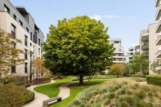Gelegen in de gegeerde Keyenveldstraat in Elsene, op een uitstekende locatie tussen de Louizalaan, het Fernand Cocqplein en de gezellige Place Boniface, bevindt zich dit charmante 1-slaapkamerappartement in een recent gebouw uit 2020.<br />De ligging is bijzonder centraal en biedt een ideale combinatie van rust en stadsleven. Talrijke handelszaken, supermarkten, cafés en restaurants bevinden zich op wandelafstand, terwijl ook het openbaar vervoer en de belangrijkste Brusselse verkeersassen vlot bereikbaar zijn.<br />Het appartement bevindt zich op de derde verdieping en geniet dankzij de ligging van bijzonder aangename zichten. Vanuit de leefruimte en het terras is er een mooi en vrij uitzicht met westgerichte oriëntatie, terwijl de slaapkamer uitkijkt op de rustige binnentuin.<br />Het appartement omvat:<br />een inkomhal met vestiaire, een afzonderlijk toilet, een ruime en lichtrijke leefruimte, een open, volledig uitgeruste keuken van bulthaup, een aangenaam westgericht terras, 1 slaapkamer met zicht op de binnentuin, een douchekamer en een praktische berging.<br />Een privatieve kelder op niveau -1 en een gemeenschappelijke fietsenberging vervolledigen het geheel.<br />Het appartement is momenteel verhuurd maar kan vrij zijn bij akte.<br />Een ideaal appartement voor wie op zoek is naar comfort, licht, een kwalitatieve afwerking en een uitstekende ligging in het hart van Elsene, op wandelafstand van de levendige Brusselse binnenstad.