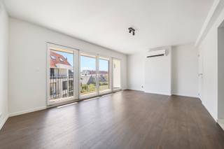 <p>In een rustige éénrichtingsstraat, op wandelafstand van het strand, de duinen, winkels en de tram, bevindt zich deze volledig vernieuwde studio. Een unieke kans om te investeren in een instapklaar en energiezuinig pand op een toplocatie aan de kust.</p>
<p>De studio is compact maar slim ingedeeld met een lichtrijke leefruimte, een moderne open keuken en een stijlvol afgewerkte badkamer met inloopdouche. Alles werd van A tot Z vernieuwd, zodat je zonder zorgen kan verhuren of bewonen.</p>
<p>Met een warmtepomp en een EPC-label B geniet je van lage energiekosten en beperkte gemeenschappelijke lasten.</p>
<h3>Investeringspotentieel</h3>
<p>Dankzij de grote vraag naar tweede verblijven en vakantiewoningen in Bredene combineert dit pand <strong>zorgeloos eigenaarschap met een aantrekkelijk rendement</strong>. Afhankelijk van de verhuurstrategie kan de opbrengst variëren van een <strong>stabiel rendement (ca. 3–4%)</strong> bij klassieke verhuur tot een <strong>zeer interessant rendement (ca. 6–8%)</strong> bij actieve korte termijn verhuur.</p>
<p>Bovendien is er de mogelijkheid om meerdere studio’s of appartementen in hetzelfde gebouw aan te kopen, wat dit project extra interessant maakt voor investeerders die hun portefeuille willen uitbreiden.</p>
<h3>Troeven</h3>
<ul>
<li>
<p>Volledig vernieuwd en instapklaar</p>
</li>
<li>
<p>Energiezuinig (EPC B) met warmtepomp</p>
</li>
<li>
<p>Rustige ligging vlak bij strand, duinen, winkels en tramhalte</p>
</li>
<li>
<p>Interessant rendement bij zowel lange als korte termijn verhuur</p>
</li>
<li>
<p>Mogelijkheid tot aankoop van meerdere units in hetzelfde gebouw</p>
</li>
</ul>