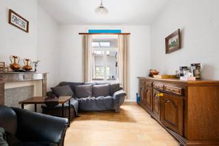 <p><u><strong>Te koop:</strong></u> karaktervolle gesloten bebouwing in de Watertorenlaan, gelegen in een mooie straat in het centrum van Zaventem.<br /><br />Deze woning uit de periode 1919-1930 combineert authentieke charme met praktische troeven. Gelegen in een rustige, aantrekkelijke straat, op wandelafstand van winkels, openbaar vervoer en het treinstation. Dankzij het EPC-label D en de nieuwe verwarmingsketel van 2023 geniet je van verbeterd energiecomfort. De ligging in het hart van Zaventem zorgt voor een vlotte verbinding met invalswegen.<br /><br /><u><strong>Belangrijkste ruimtes:</strong></u><br />• Ruime woonkamer (32 m²) met veel lichtinval<br />• Keuken (8 m²) aansluitend op de bijkeuken (11 m²)<br />• Badkamer (11 m²)<br />• Vier slaapkamers (14 m², 7 m², 16 m², 14 m²)<br />• Bureel (7 m²)<br />• Inkomhal (11 m²) en traphal (10 m²)<br />• Kelder (42 m²)<br />• Tuin en terras voor buitenplezier<br /><br /><strong><u>Troeven:</u></strong><br />• Gelegen in een mooie straat in centrum Zaventem<br />• EPC-label D met nieuwe ketel van 2023<br />• Nabij openbaar vervoer, treinstation en invalswegen<br /><br />Meer informatie of een bezoek met Joery Van De Gucht? Contacteer ons via +3223351115<br />JOUW DROOMHUIS. ZO GEVONDEN!</p>