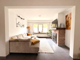 <p>Deze losstaande hoekwoning combineert een aangename ligging met praktische troeven en is gelegen in een rustige, kindvriendelijke buurt, vlak bij een bosrijk gebied.</p><p>De woning beschikt over 3 slaapkamers en biedt daarmee voldoende ruimte voor een gezin, thuiswerk of een extra hobbykamer. Dankzij de ligging op een hoek geniet de woning bovendien van een aangenaam gevoel van ruimte en privacy.</p><p>Een mooie extra troef zijn de zonnepanelen, die bijdragen aan een energiezuiniger verbruik. Voor de verwarming is er stookolie, aangevuld met de gezellige warmte van een houtstoof.</p><p>De omgeving is bijzonder aangenaam voor wie houdt van rust en groen, terwijl het centrum van Mol vlot bereikbaar is voor winkels, scholen, horeca en dagelijkse voorzieningen.</p><p>Een woning met een aangename combinatie van rust, ruimte en bereikbaarheid, ideaal voor wie comfortabel wil wonen in een groene omgeving.</p>