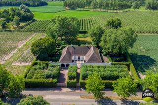 In één van de meest gegeerde residentiële buurten van Hasselt, verscholen in een oase van rust en groen, ligt dit karaktervolle landhuis op een...