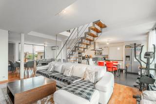Op zoek naar veel oppervlakte, visibiliteit én een mooie buitenruimte? Dit veelzijdige woon- en handelshuis (voormalige beenhouwerij) op 500 m² biedt de ideale mix tussen wonen en werken, of leent zich perfect als investering. Zowel het woon- als handelsgedeelte hebben een eigen ingang en aparte meters!<br /><br />Troeven:<br />- Handelsgedeelte: Winkelruimte met achterliggend atelier, koelcellen en personeelsruimte. Ideaal voor winkel, vrij beroep of kantoor.<br />- Privégedeelte: Ruime duplex met grote leefruimte, 4 slaapkamers, 2 badkamers en extra berging.<br />- Tuin &amp; bereikbaarheid: Aangename, zuidgerichte tuin met handige uitweg achteraan en 2 garageboxen. Vlotte verbinding met invalswegen.<br /><br />Ontdek de vele mogelijkheden en plan snel jouw bezoek in!<br /><br />epc appartement: 204 kWh/(m²/jaar) - label c<br />epc bestemming horeca: label b<br />epc bestemming winkel: label c<br /><br />Bestuursmaatregelen in het maatregelenregister: nee