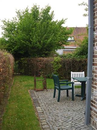 Zeer rustig gelegen charmante woning. Op het gelijkvloers hebben we de hal, ingerichte keuken en living.Op de verdieping heeft u een zeer ruime...