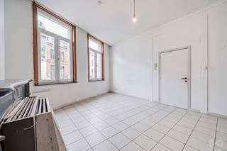 🏡 TE KOOP – Appartementengebouw met 2 units in Doornik<br /><br />📍 Doornik – Dicht bij treinstation, snelwegen, winkels en alle voorzieningen<br /><br />Bent u op zoek naar een onroerend goed dat al huurinkomsten biedt en nog steeds een goed ontwikkelingspotentieel heeft? Ontdek dit gebouw, ideaal gelegen in Doornik, dicht bij het station, de belangrijkste snelwegen, winkels en alle voorzieningen.<br /><br />Het gebouw bestaat uit twee aparte woningen met elk een eigen meter.<br /><br />🏠 Begane grond – Studio momenteel verhuurd<br /><br />Op de begane grond is een studio gehuurd voor €550 / maand. Het bestaat uit een gezellige woonkamer met semi-uitgeruste keuken, een doucheruimte, een apart toilet en een kantoor- en bergruimte. Een eerste huurinkomen is dus al verzekerd voor de toekomstige koper.<br /><br />🏠 1e en 2e verdieping – Duplex appartement<br /><br />De duplex ontwikkelt een aangename configuratie met op de eerste verdieping een woonkamer, een half uitgeruste keuken, een doucheruimte en een eerste slaapkamer. Op de tweede verdieping bevinden zich een grote slaapkamer en een zolder met extra bergruimte.<br /><br />🔧 Technische informatie<br />2 woningen<br />Individuele tellers<br />Dubbel glas PVC-frame<br />Verwarming door gasconvectoren<br />Conforme elektriciteit voor de duplex<br />Stedenbouwkundige situatie op volgorde<br />Begane grond momenteel verhuurd €550 / maand<br />💰 Een investering met potentieel<br /><br />Het gebouw heeft renovatiewerkzaamheden nodig, maar heeft als voordeel dat de koper tijdens de bouw de huur voor de begane grond kan blijven innen.<br /><br />Een geweldige kans voor een investeerder die een gebouw wil verwerven dat uit twee woningen bestaat, direct huurinkomsten wil ontvangen en na renovatie een echte potentiële toegevoegde waarde wil creëren.