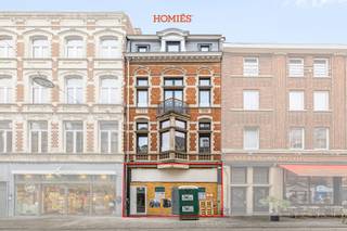 Met veel plezier bieden wij u dit commercieel interessant gelegen handelspand aan in de Diestsestraat 4, een toplocatie in het hartje van Leuven. Deze levendige winkelstraat vormt de belangrijkste verbinding tussen het station en het stadscentrum en geniet van veel passage en zichtbaarheid. De handelsruimte heeft een oppervlakte van 68 m² en beschikt over grote raampartijen, wat zorgt voor veel natuurlijke lichtinval en een uitnodigende uitstraling. Het pand wordt casco aangeboden, zodat u het volledig naar eigen wens kunt inrichten. Dankzij de gunstige ligging in een drukbezochte omgeving met tal van winkels en horecazaken, biedt deze ruimte heel wat commerciële mogelijkheden. Het handelspand is vrij van huurverplichtingen vanaf september en kan vanaf dan in gebruik worden genomen. Interesse? 016/22 82 22 of info@homies.be.<br /> 